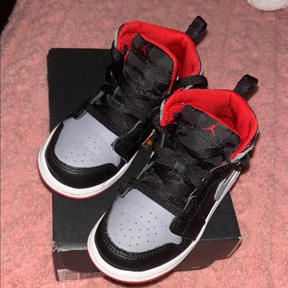 Excellent condition Jordan 1’s Kids 
Comes w/ box